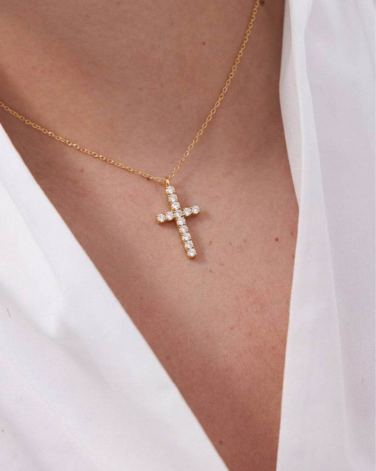 Collar corto Move cruz cristales blancos