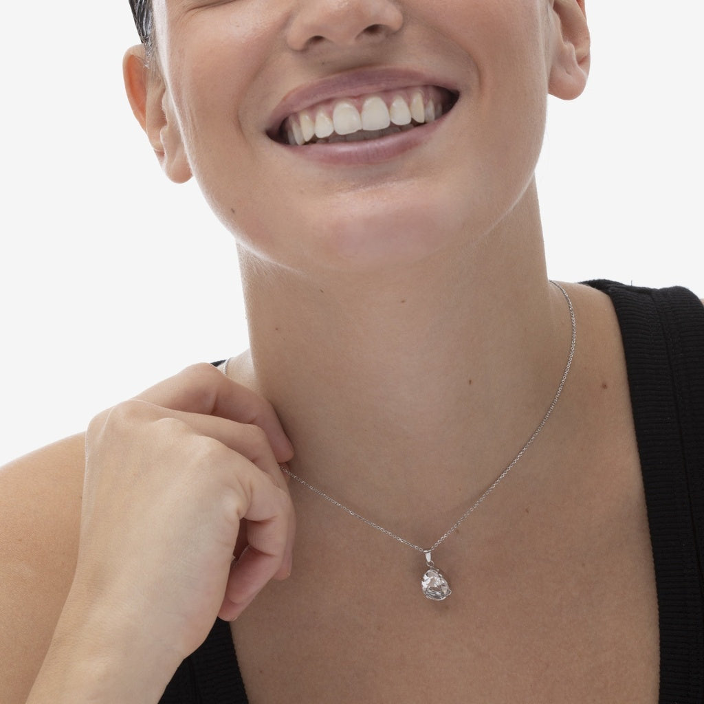 Collar corto Magnolia lágrima cristal en Plata baño rodio