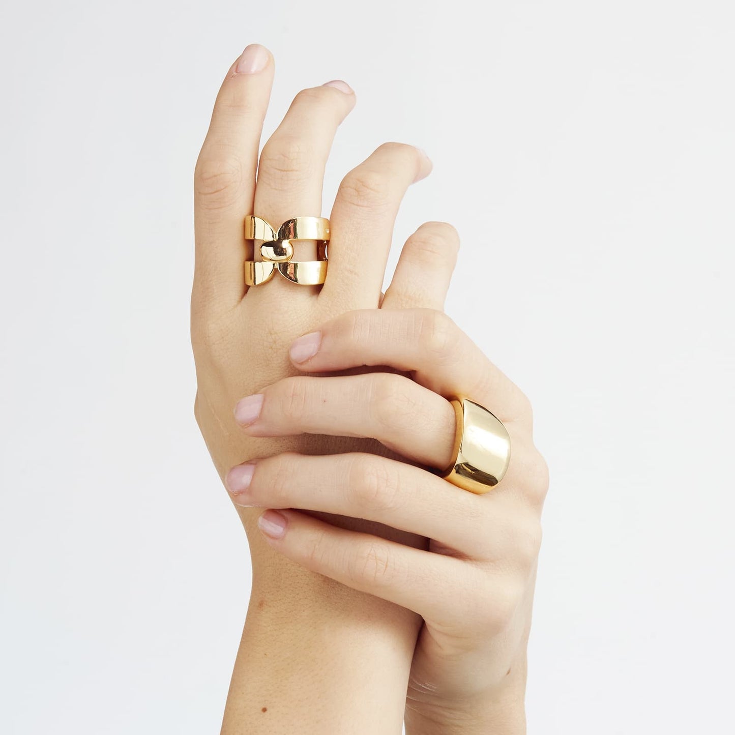 Anillo Nudo de bronce bañado en oro Unoaerre