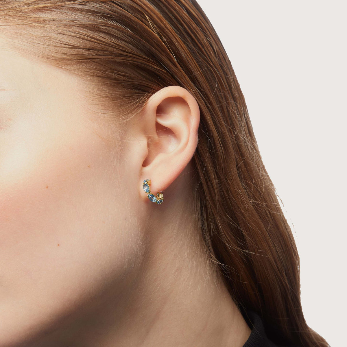 Par de Aros Arisa cristal 14mm en
Plata baño Oro (Multicolor)