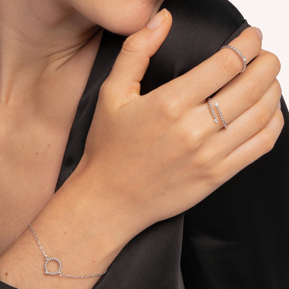Anillo ajustable trenzado blanco elaborado en plata
