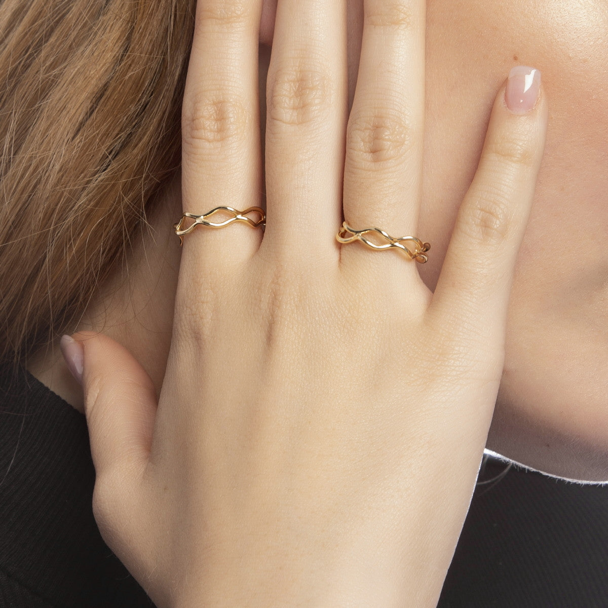 Anillo ajustable ondas baño oro de Victoria CruzCopia de Anillo ajustable lágrima color rosa bañado en oro rosa