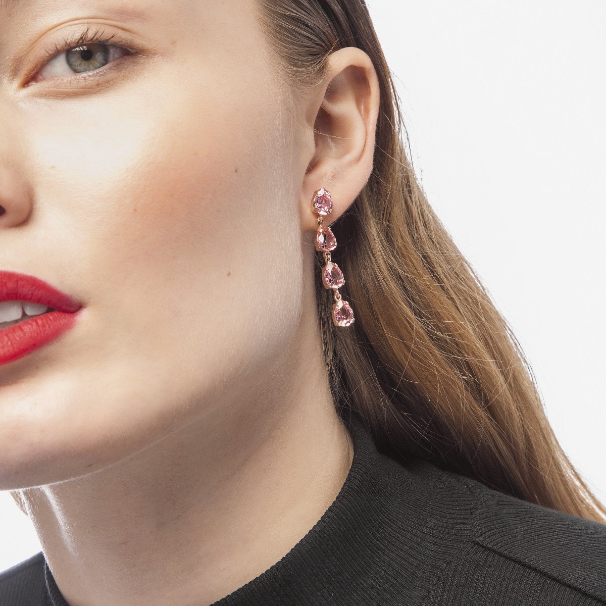 Par de aros largos lágrima color rosa bañados en oro rosa