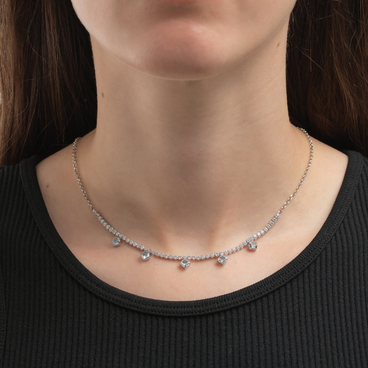 Collar corto cristales color blanco elaborado en plata
