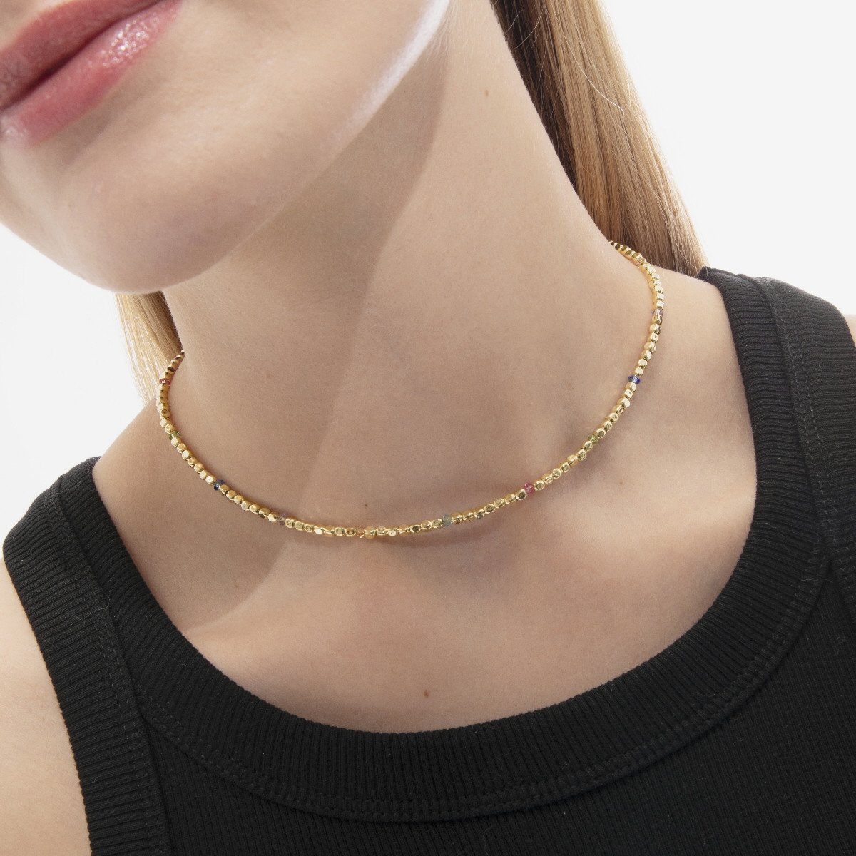 Collar corto color multicolor bañado en oro