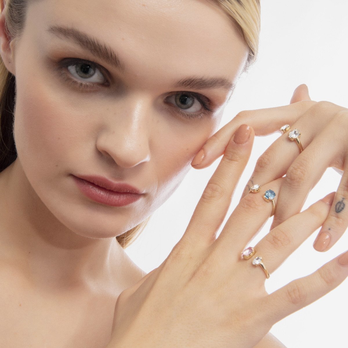 Anillo ajustable oval color azul bañado en oro