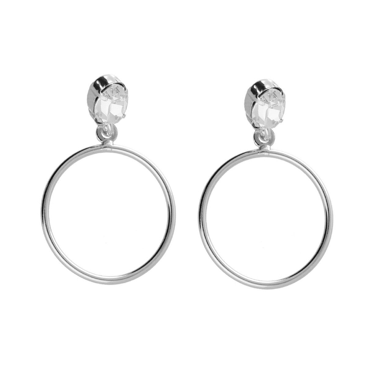 Par de aros cortos oval y círculo color blanco bañados en oro