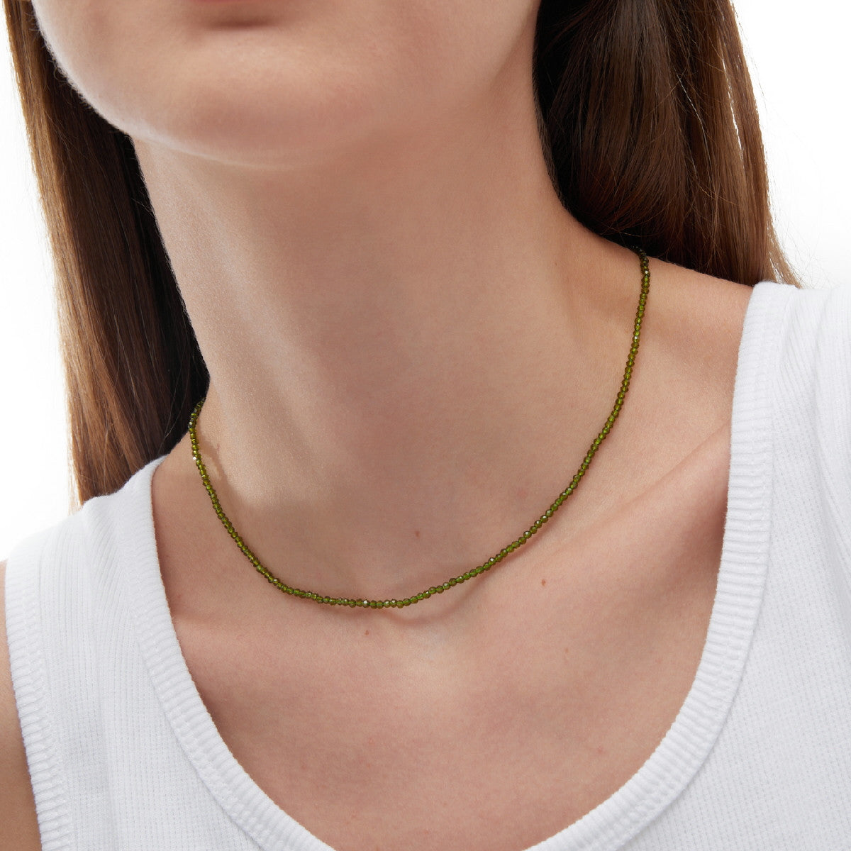 Collar corto mini cristales color verde elaborado en plata