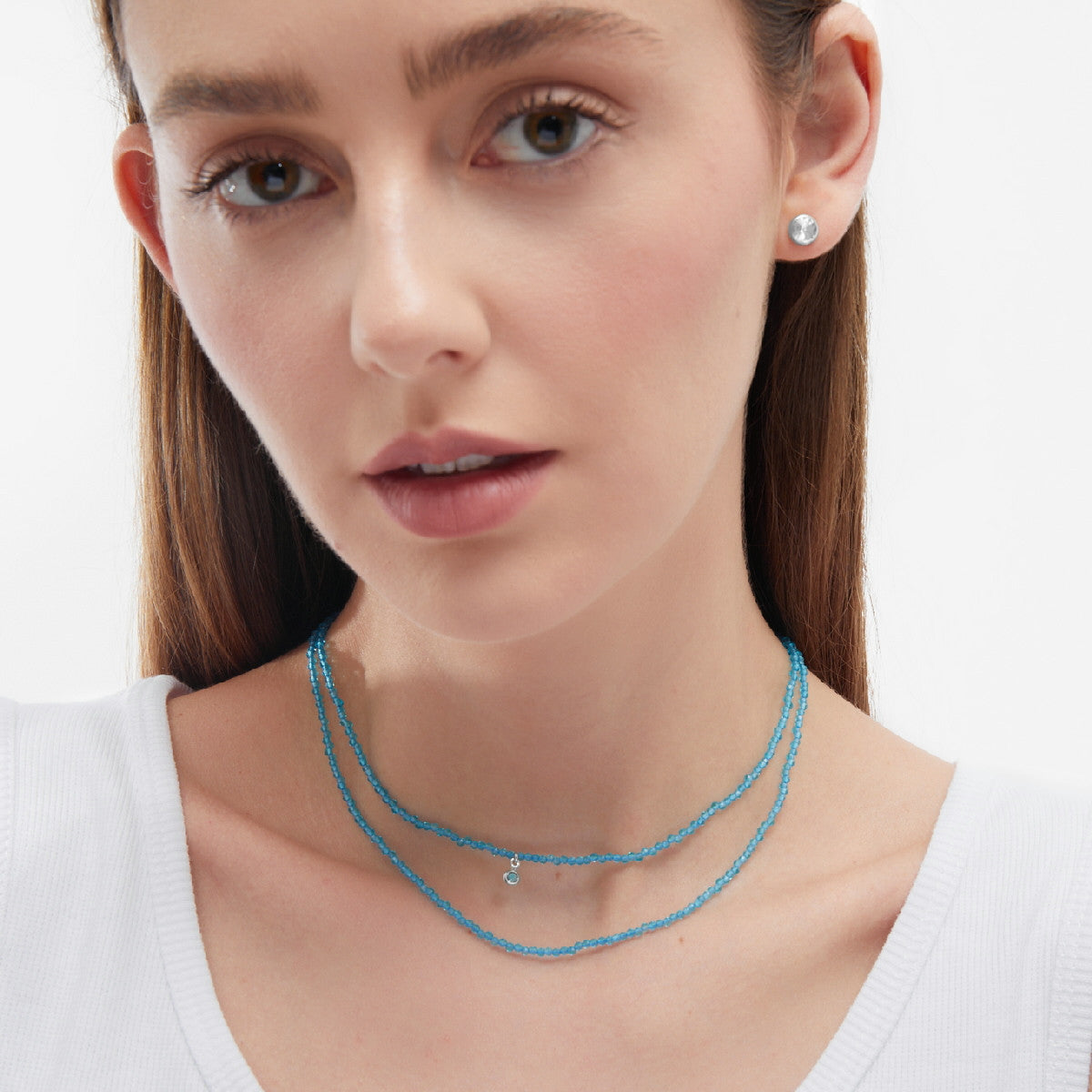 Collar corto mini cristales color azul elaborado en plata