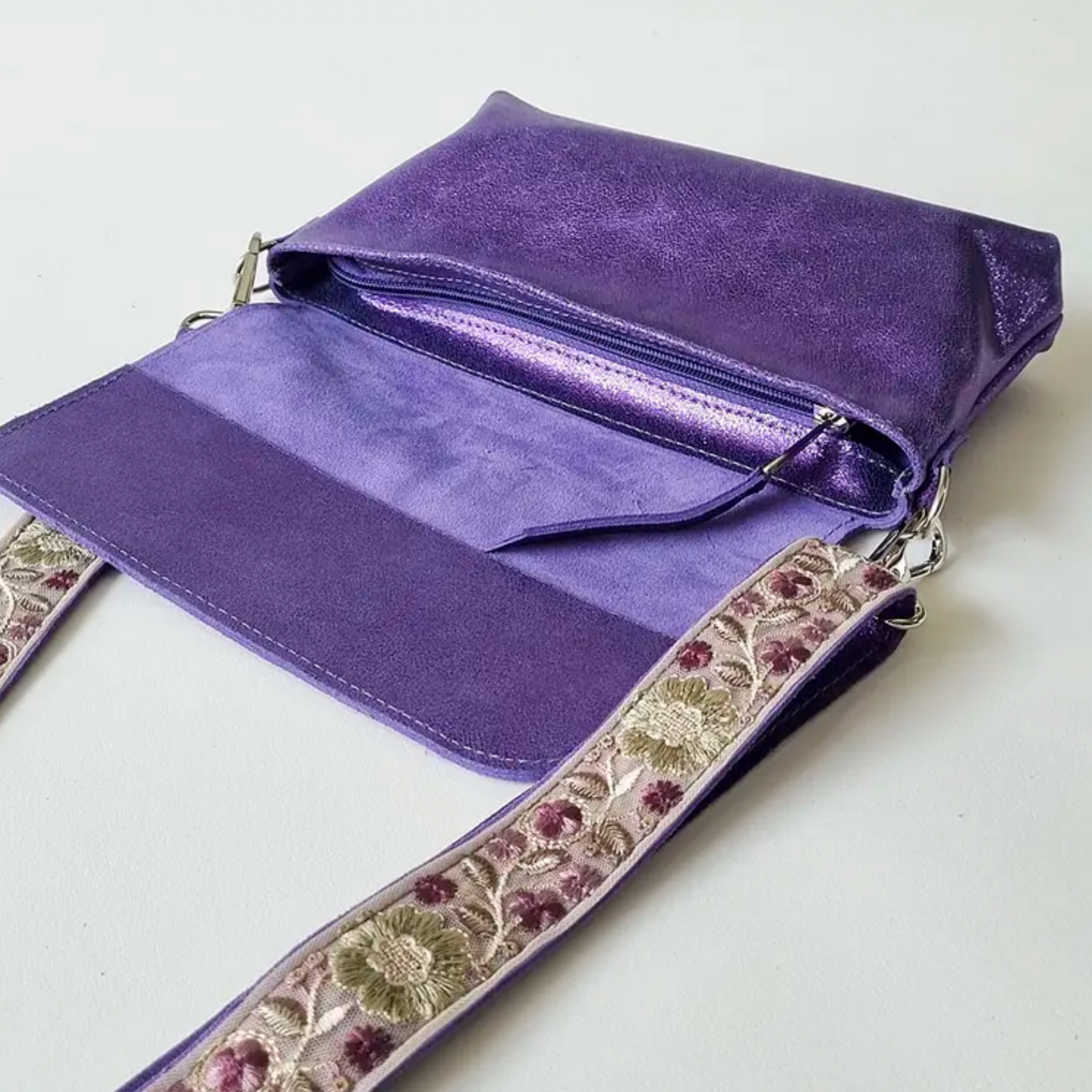 Tiny Valencia Bandolera Cuero Morado Metalizado