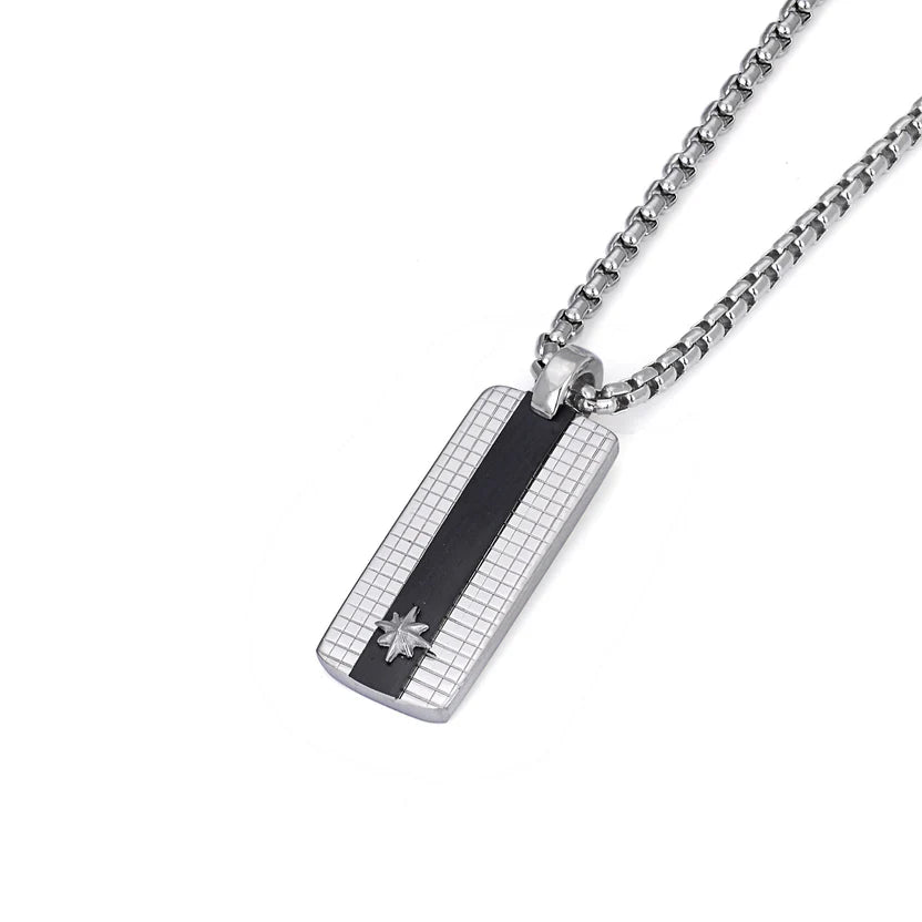Collar con colgante de acero y placa PVD negra con la Estrella Polar