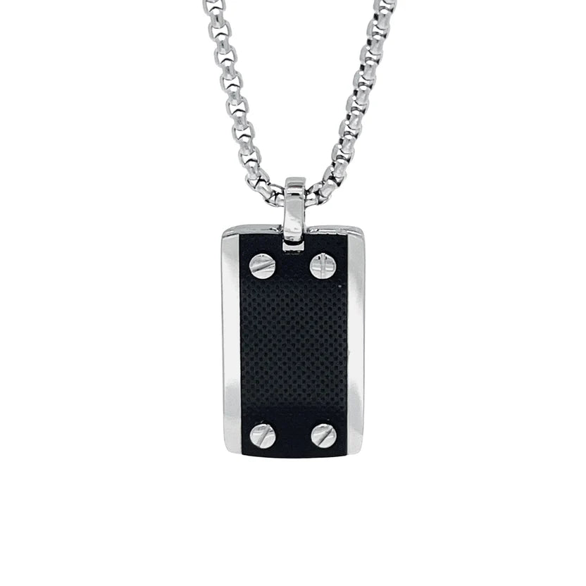 Collar con colgante de acero y placa PVD negra con tornillos.