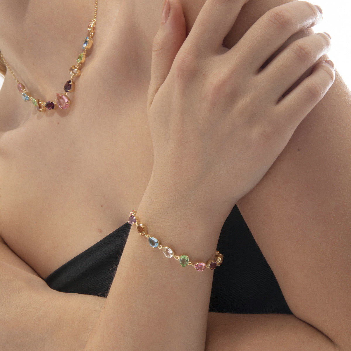 Pulsera ajustable lágrima color multicolor bañada en oro