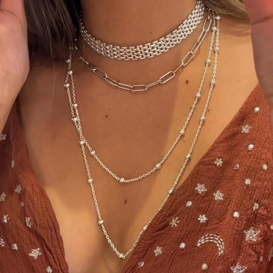 Collar de bronce blanco con cuentas.