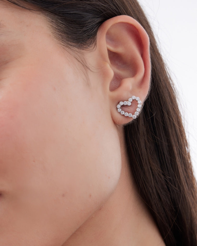 Par de Aro botón Muá corazón con cristales riviere blanco en plata baño rodio