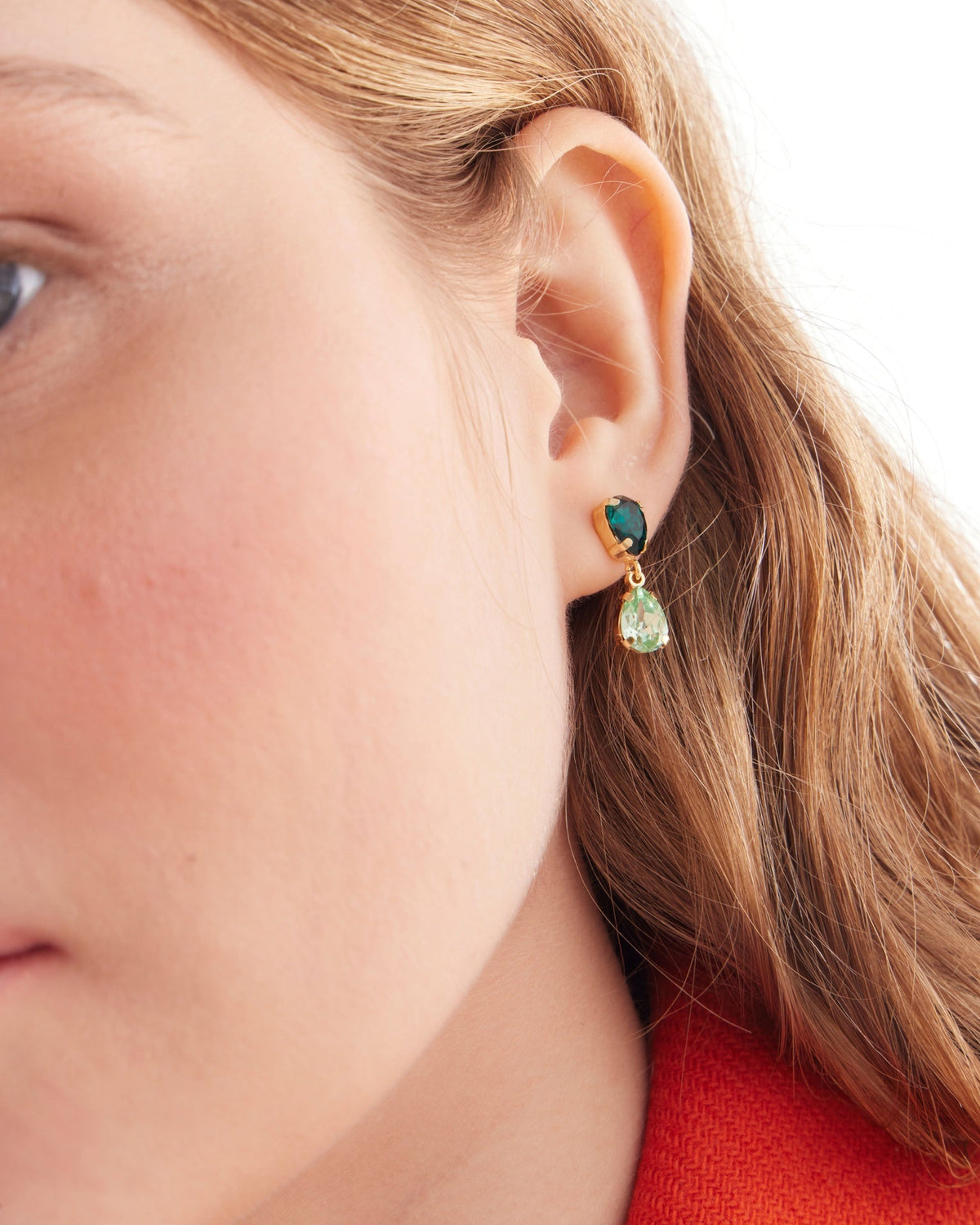 Par de Aros cortos lágrima Birthstone
con cristal en Plata baño Oro
(Emeralda)