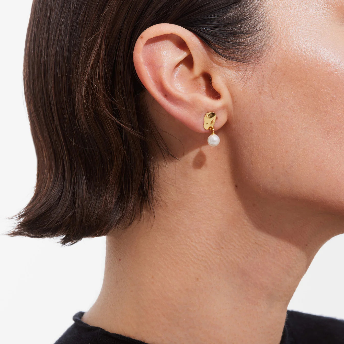 Par de aros cortos hoja pequeña perla en Plata de Radiance