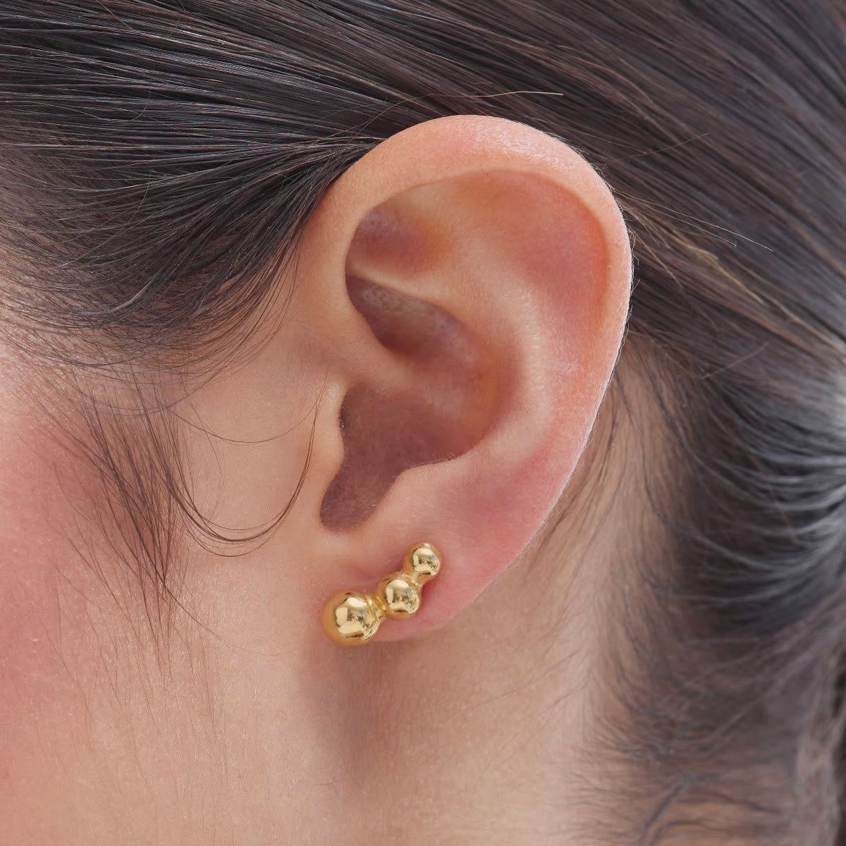 Par de aros triple esfera bañados en oro