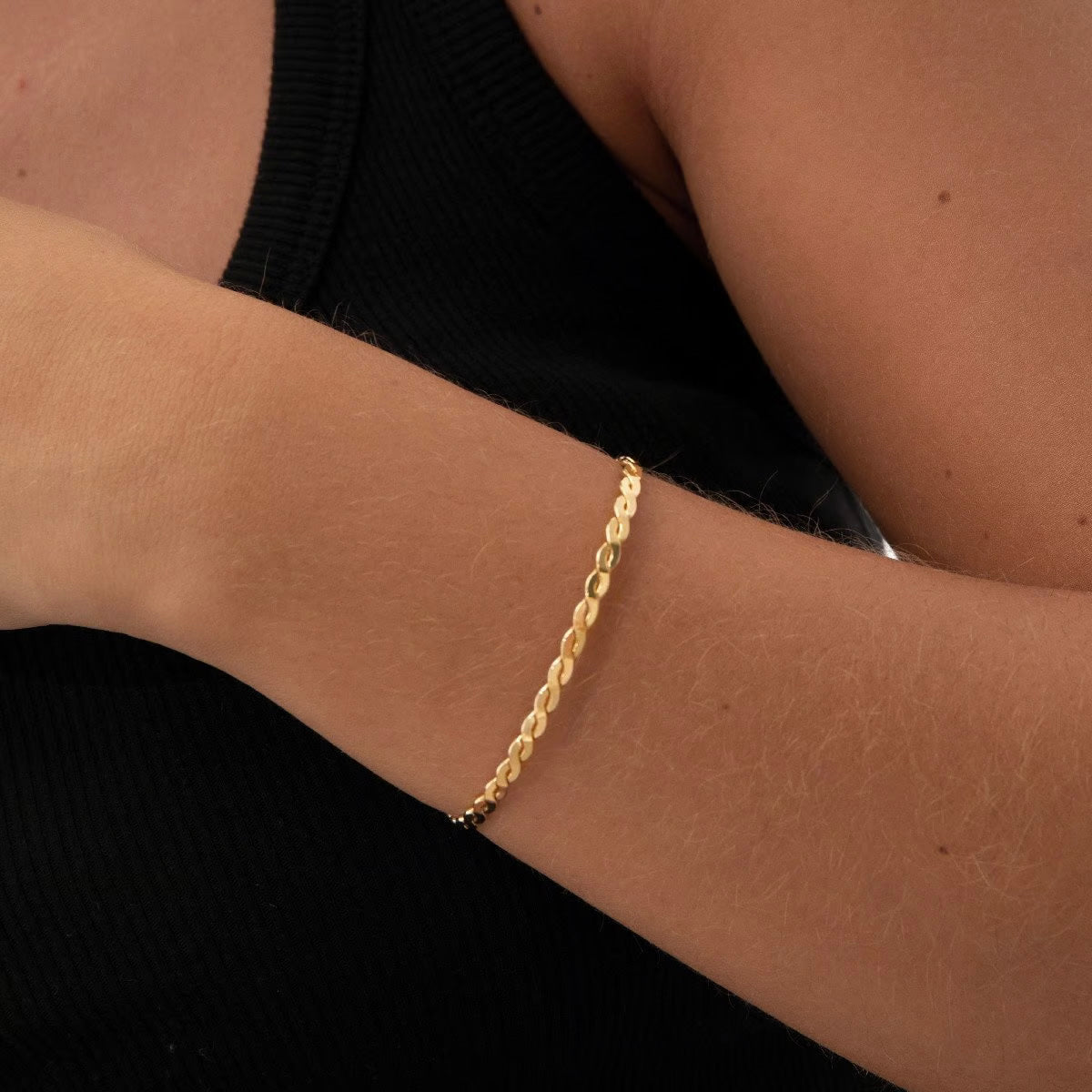 Pulsera rígida trenzado bañada en oro