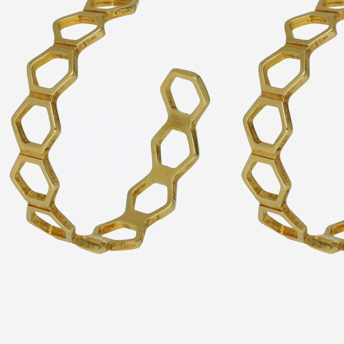 Par de aros silueta de hexágonos bañado en oro de Honey