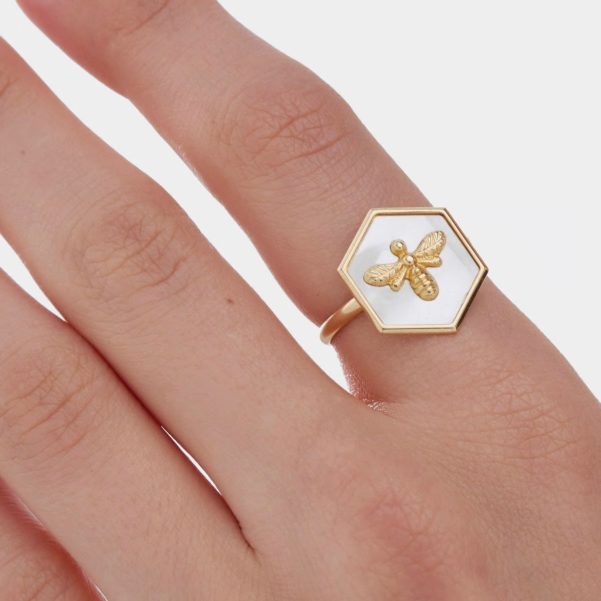 Anillo hexagonal nacar con abeja bañado en oro de Honey