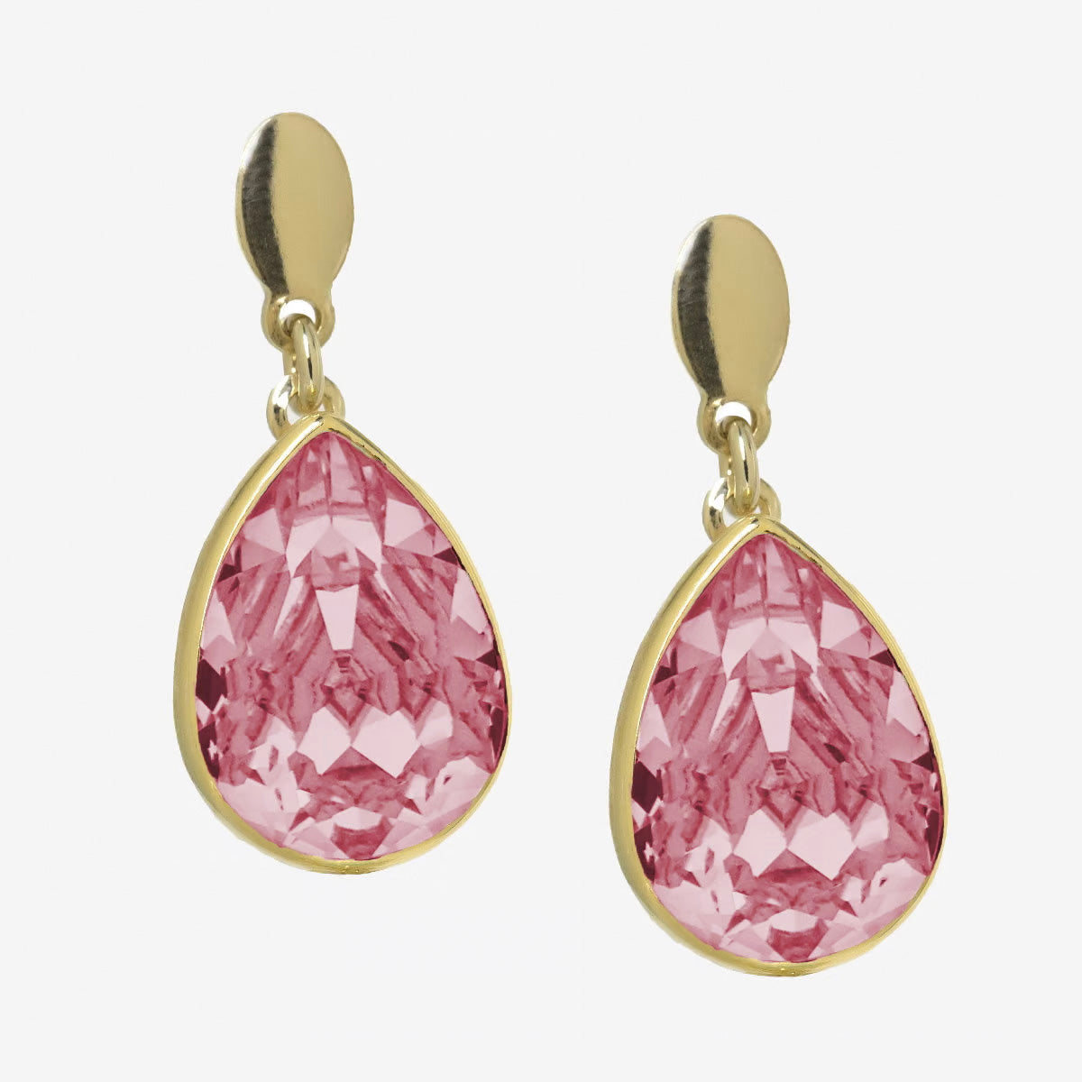 Par de aros cortos lágrima color rosa bañados en oro