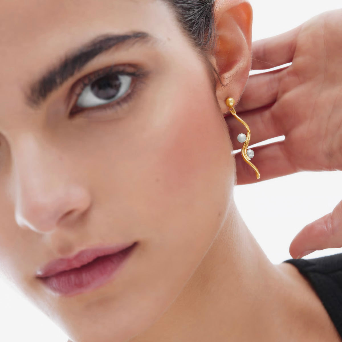 Par de aros curvo doble perla bañados en oro