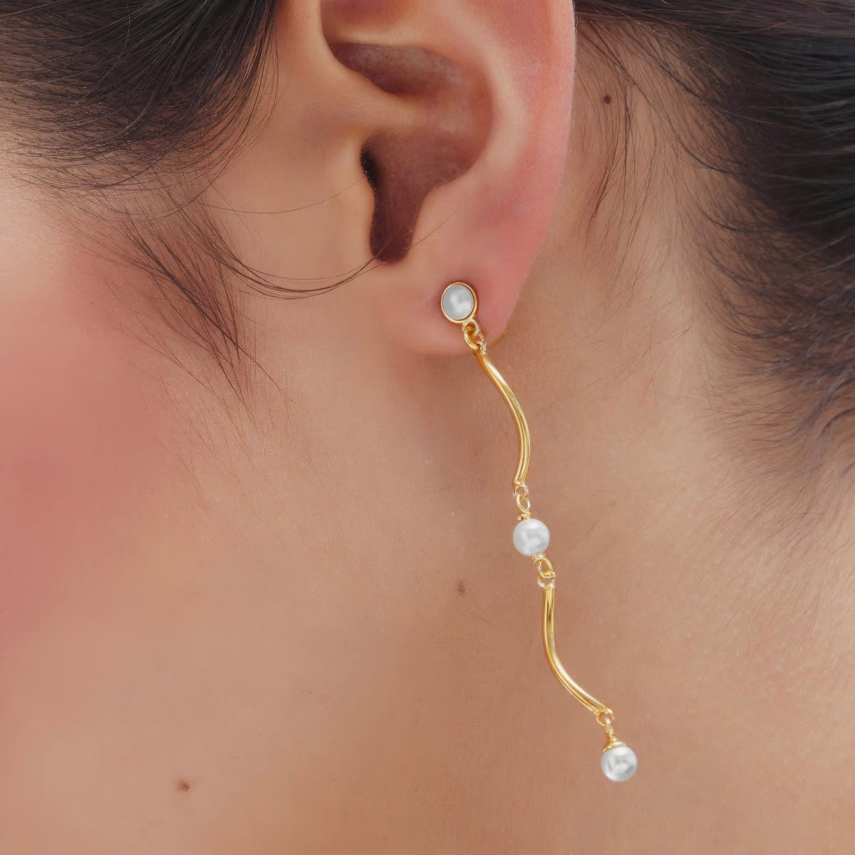 Par de aros largos ondas con perlas bañados en oro