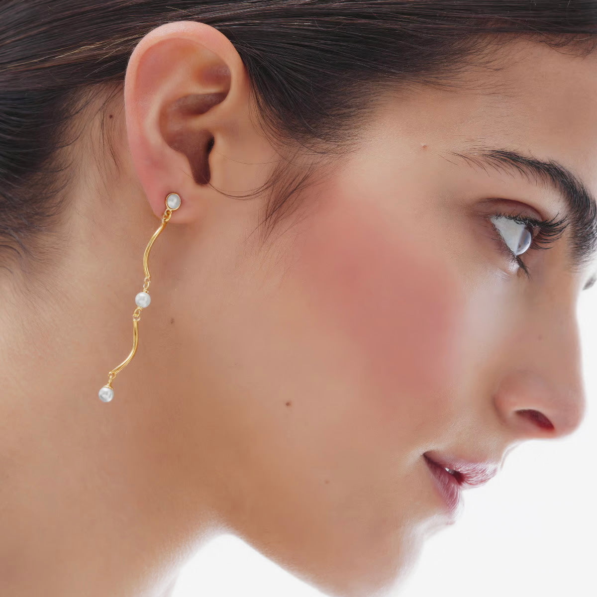 Par de aros largos ondas con perlas bañados en oro