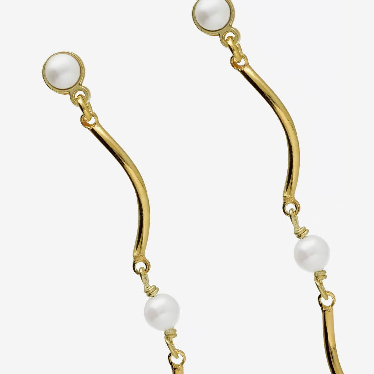 Par de aros largos ondas con perlas bañados en oro