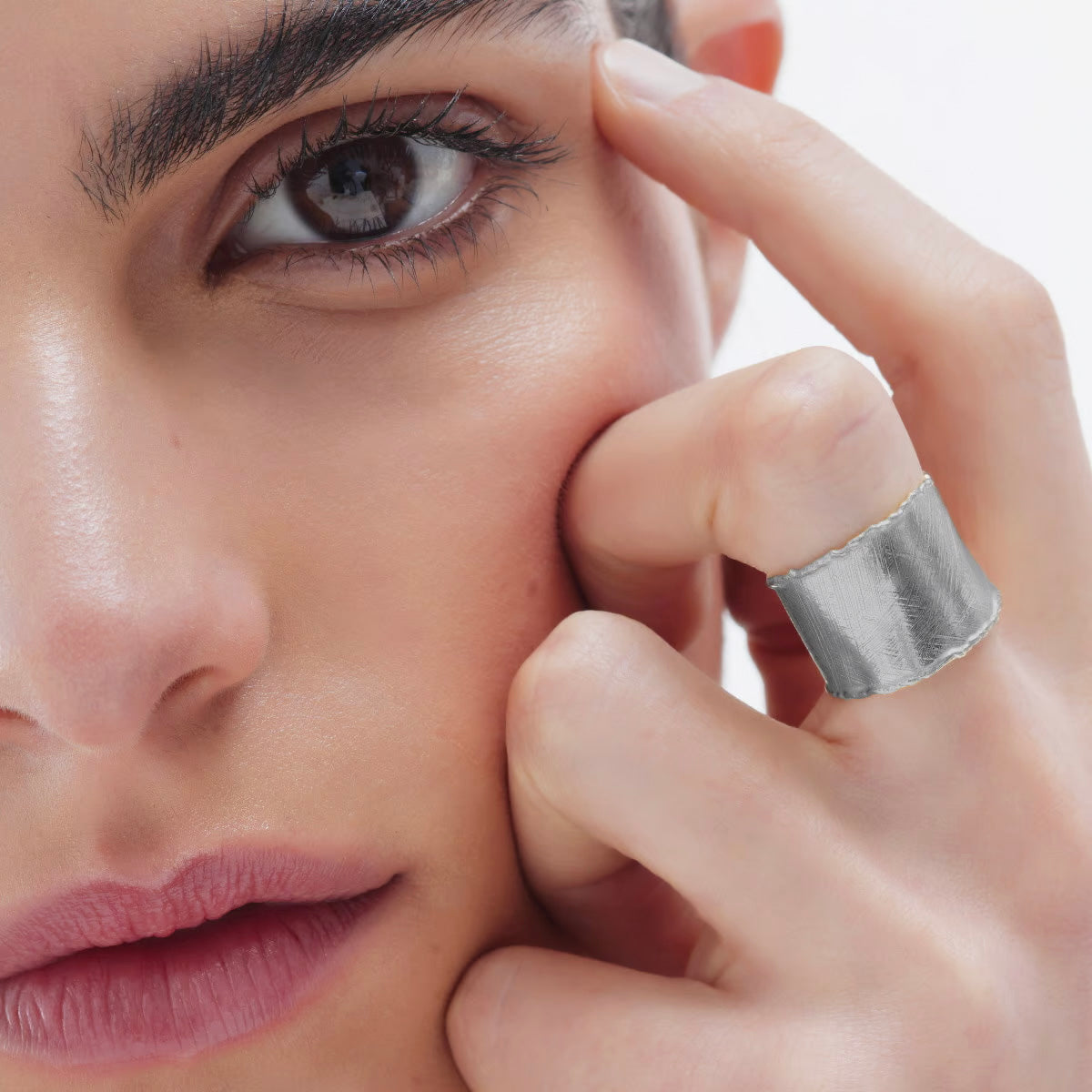 Anillo ancho con textura satinada elaborado en plata