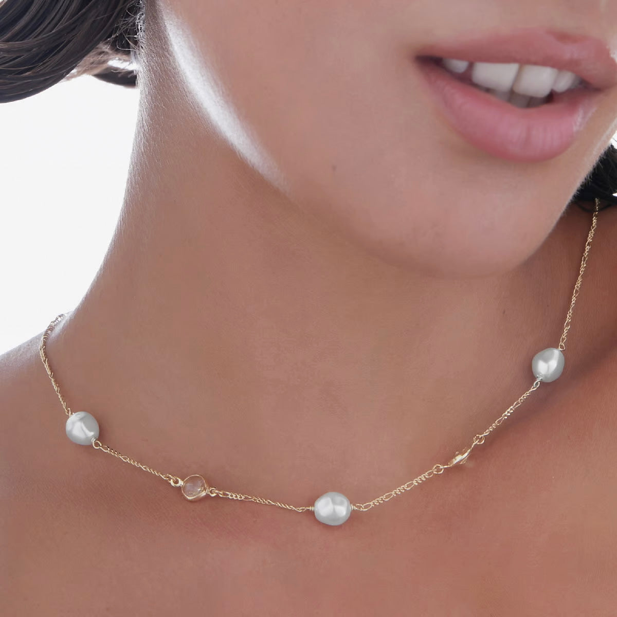 Collar corto perla color blanco bañado en oro