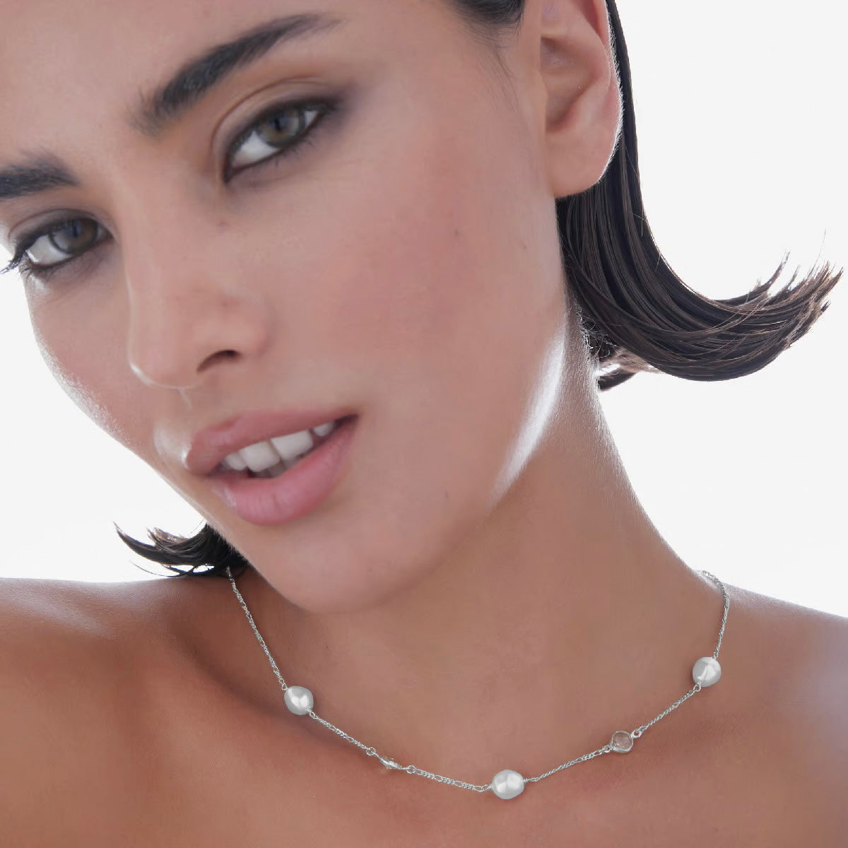 Collar corto perla color blanco elaborado en plata