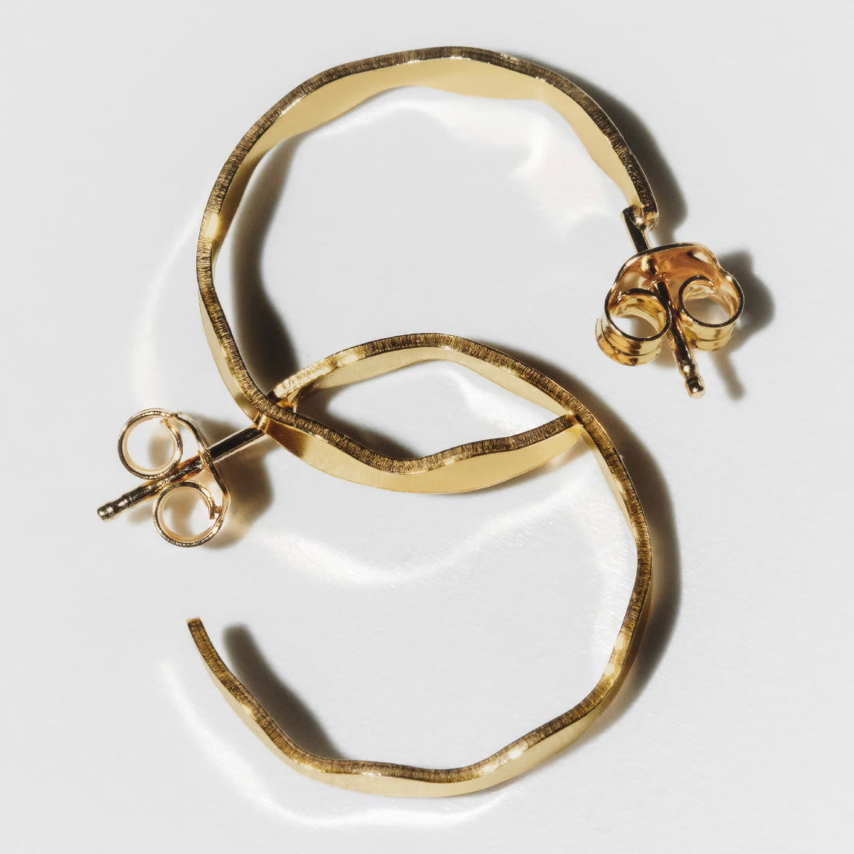 Par de aros 20 mm de ondas bañados en oro