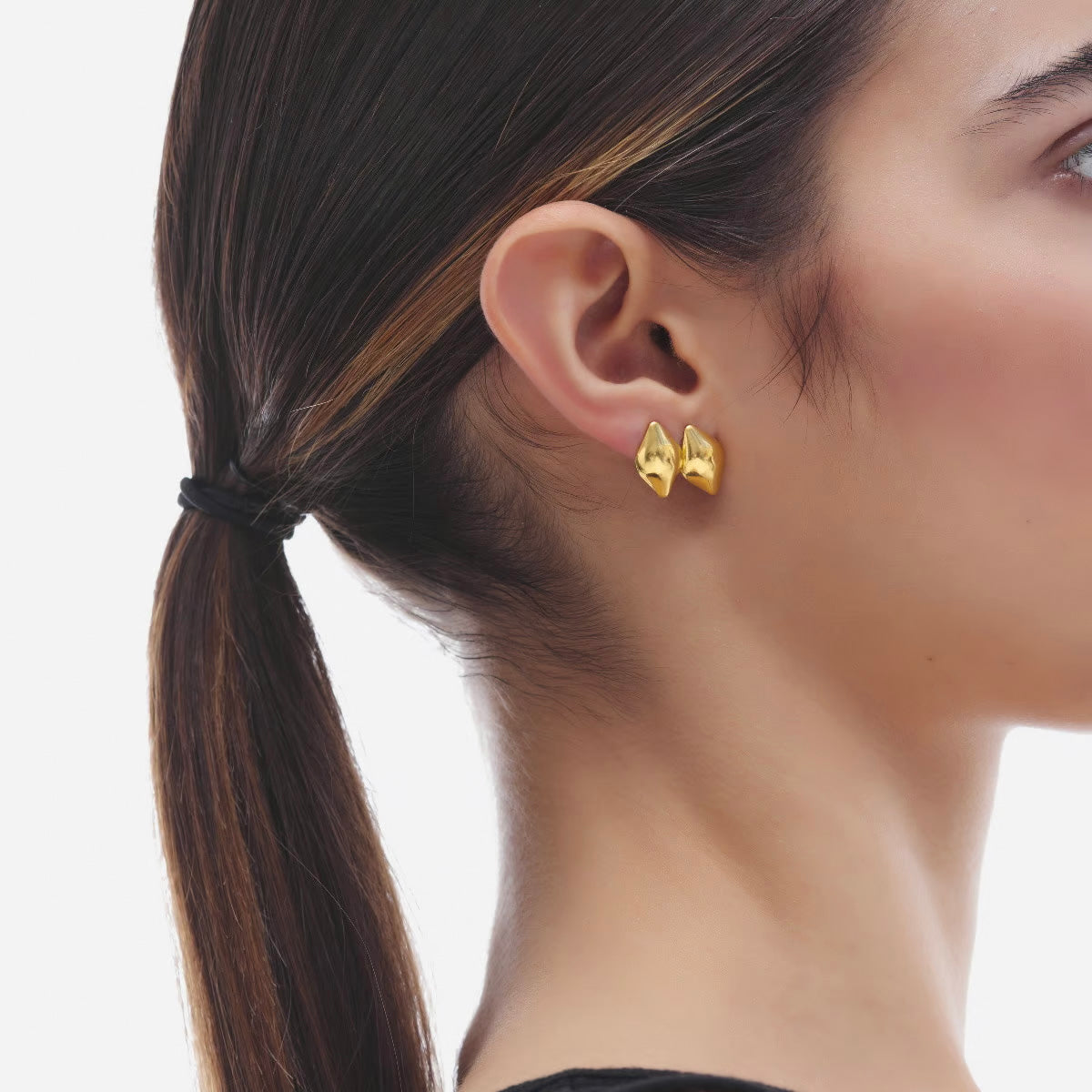 Par de aros rombo bañados en oro