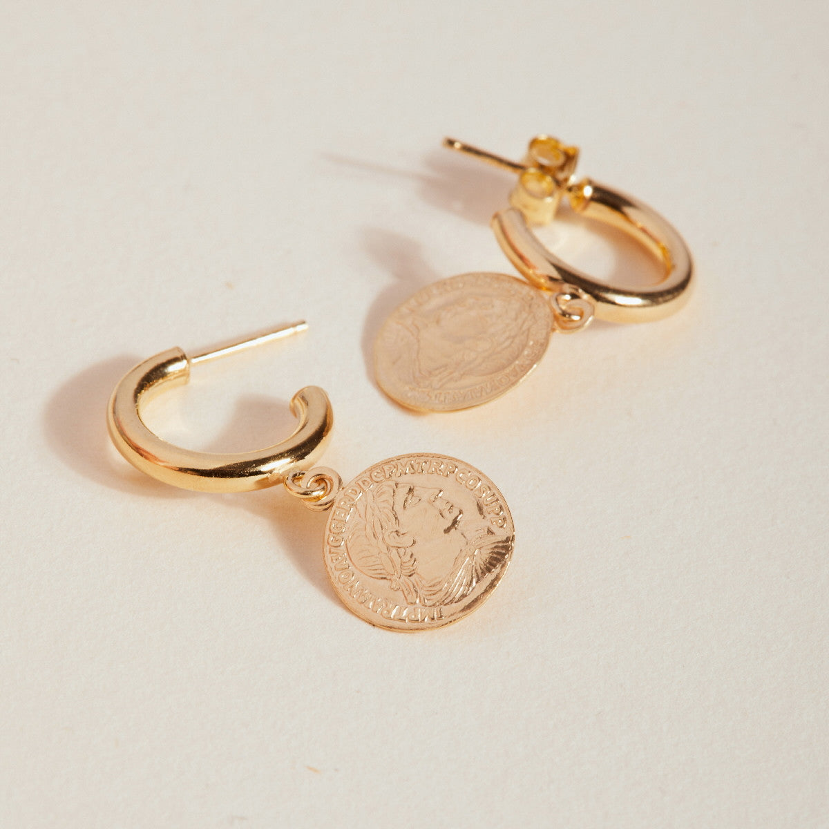 Par de Aros Moneda Greta Oro