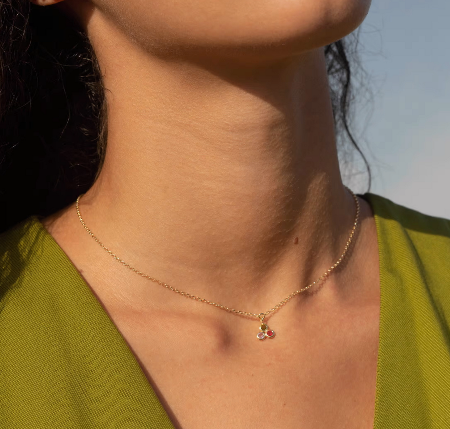 Collar triangular multicolor de Juliette de Plata