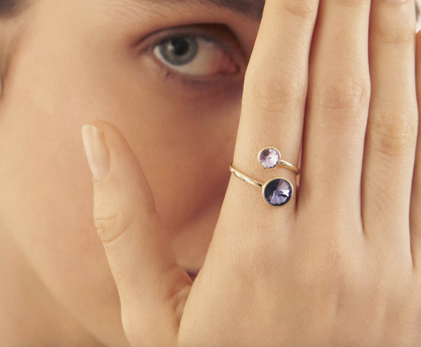 Anillo cruzado violet y tanzanite XS de Basic bañado en oro