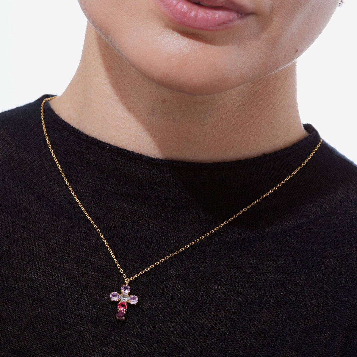 Collar corto Illume cruz cristal rosa en Plata baño Oro