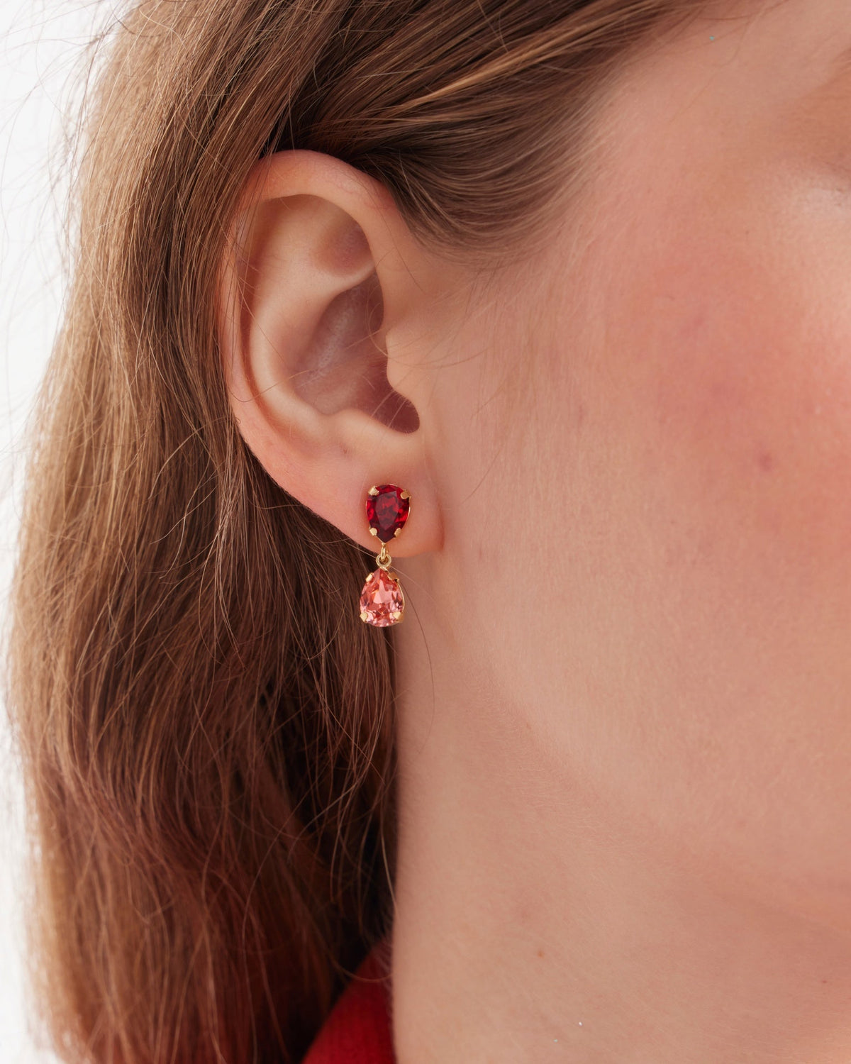Par de Aros cortos lágrima Birthstone
con cristal en Plata baño Oro
(Scarlet)