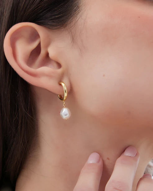 Par de aros Solene con perla barroca en Plata baño Oro