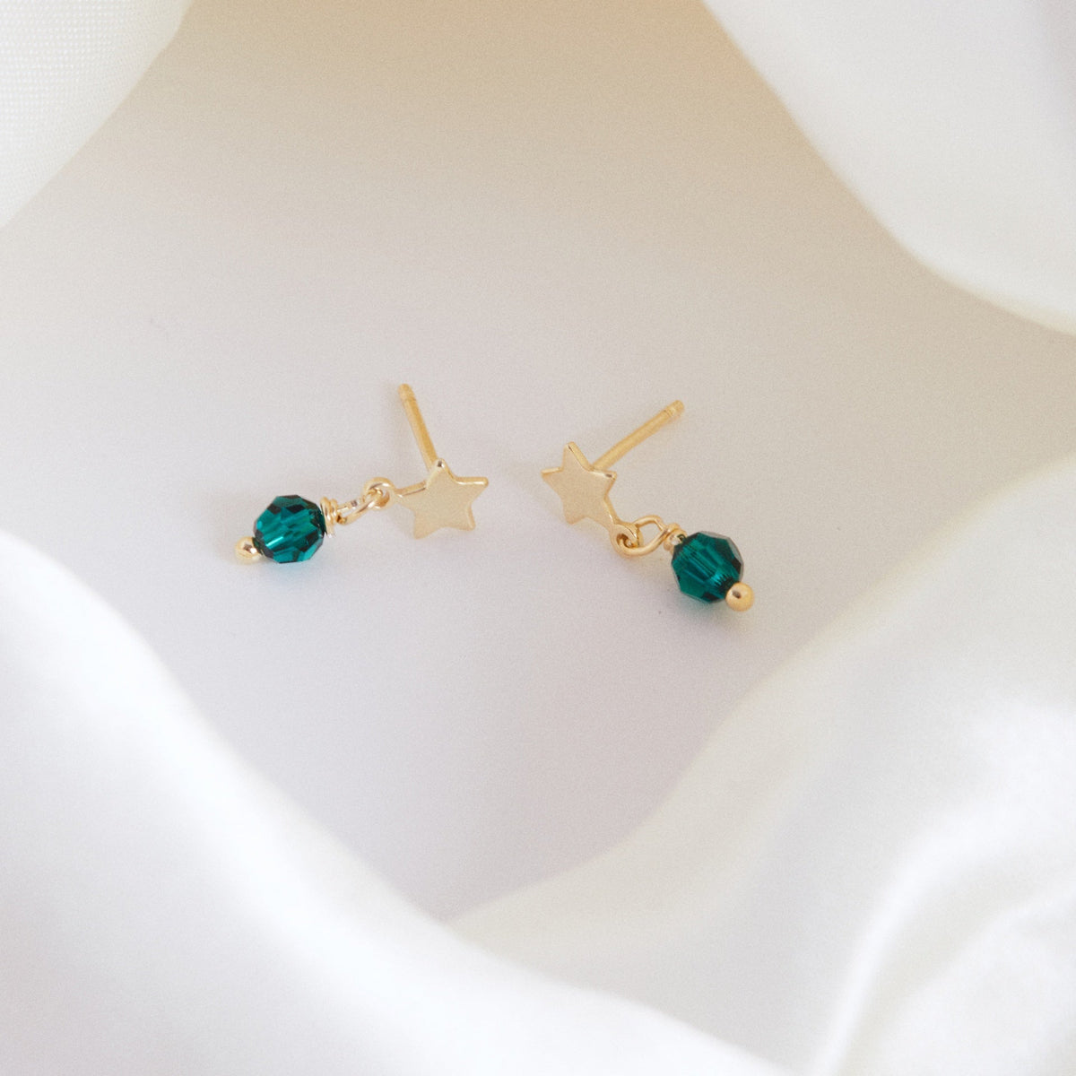 Par de Aros cortos Alice estrella perla
en Plata baño Oro (Emerald)