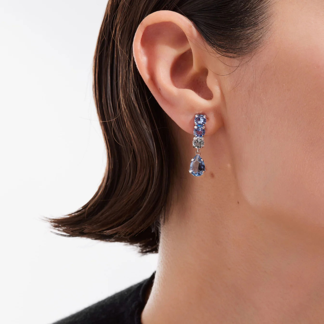 Par de aros largos lágrima cristal azul en Plata baño Rodio de Illume