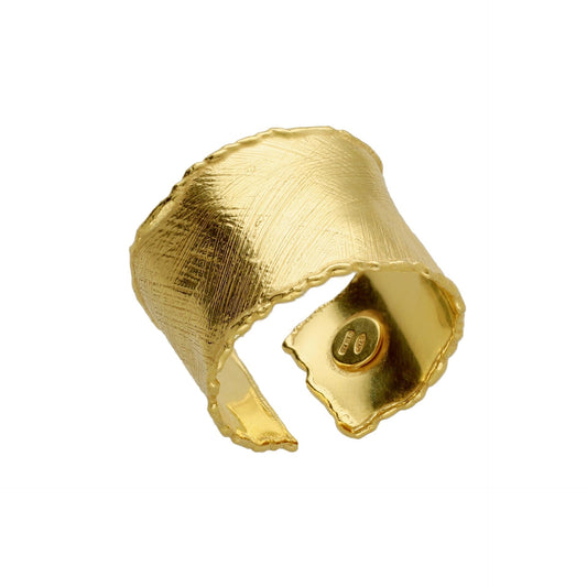 Anillo ancho con textura satinada elaborado en plata baño de oro