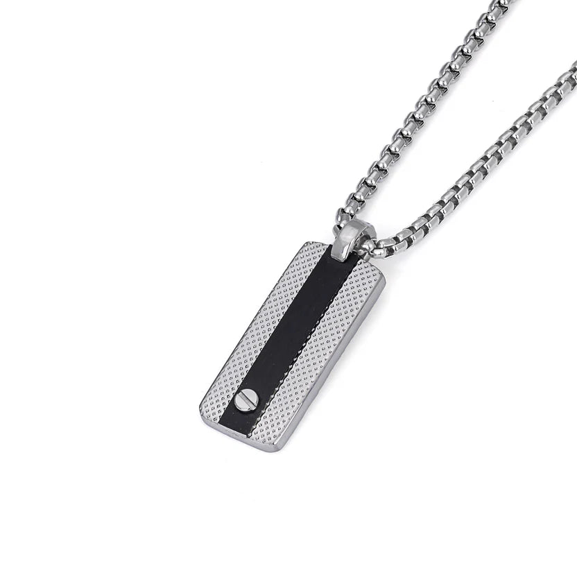 Collar con colgante de acero y placa PVD negra con tornillo.