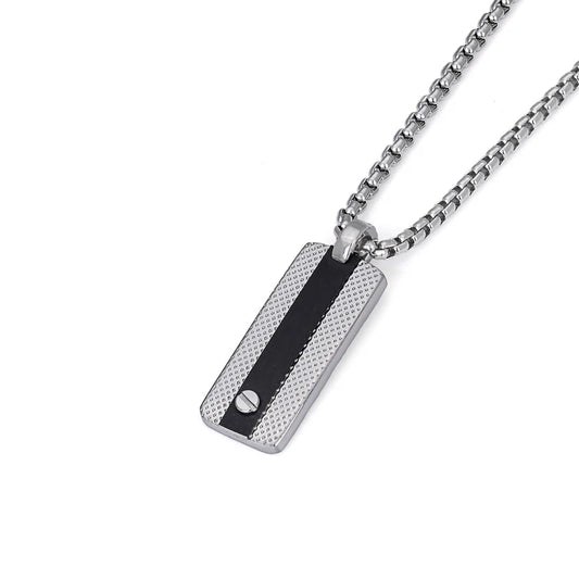 Collar con colgante de acero y placa PVD negra con tornillo.