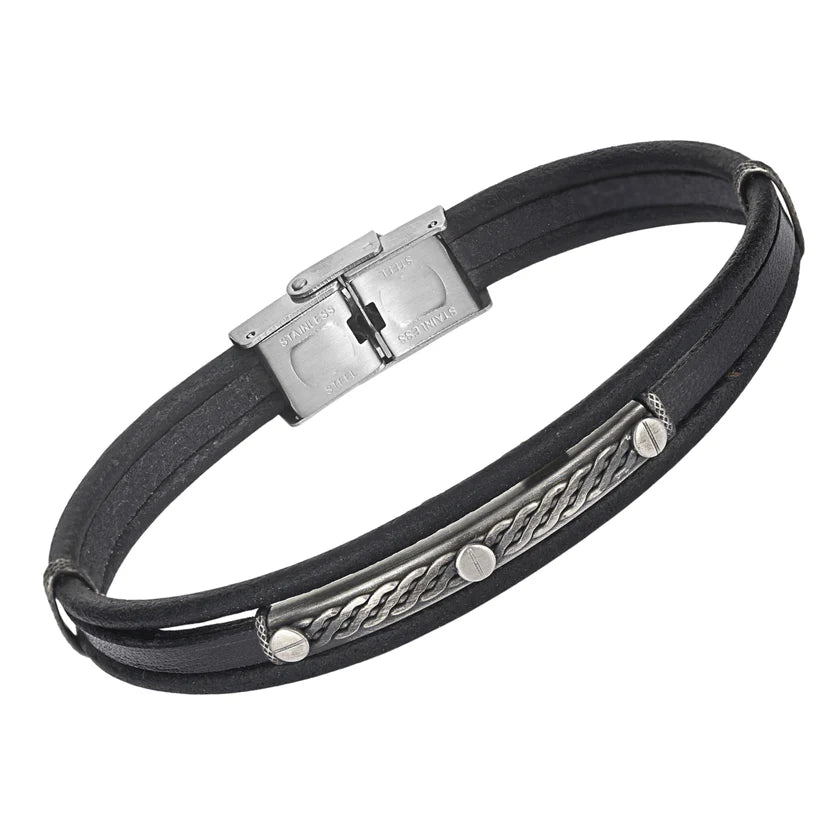 Pulsera de acero y cuero negro con placa bruñida y productos semiacabados.