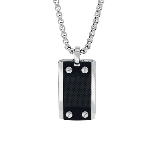 Collar con colgante de acero y placa PVD negra con tornillos.