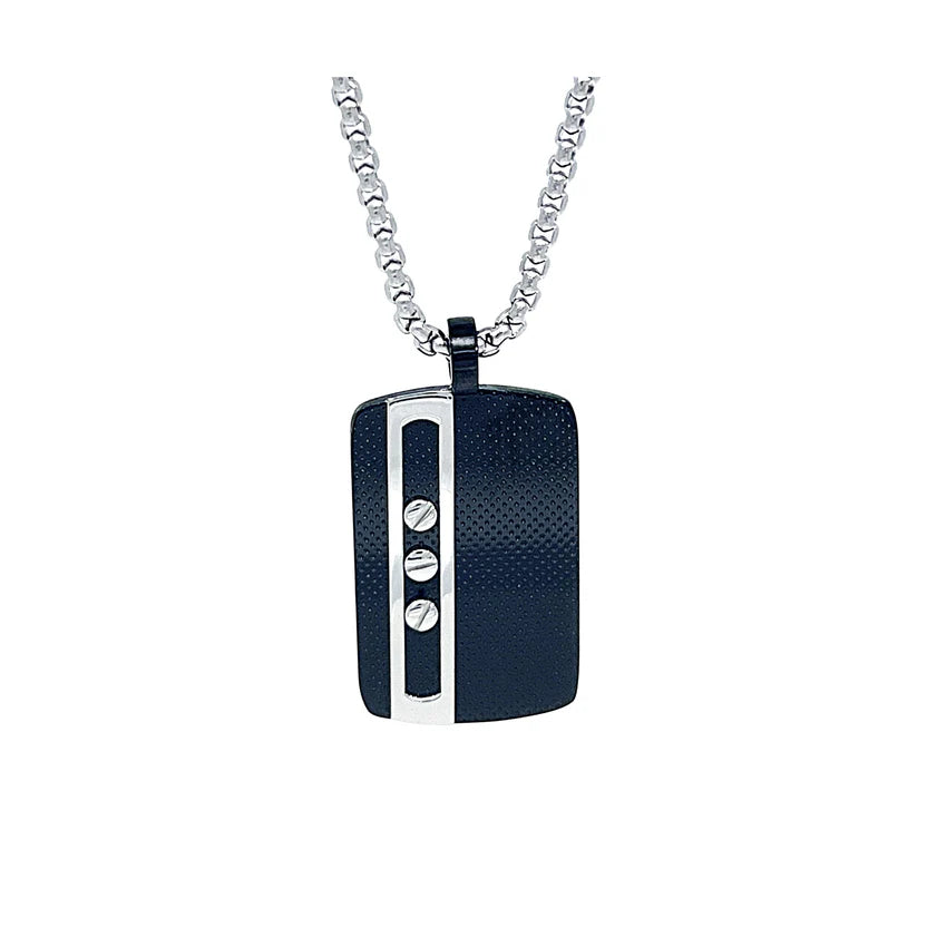 Collar con colgante de acero y placa PVD negra con tornillos.