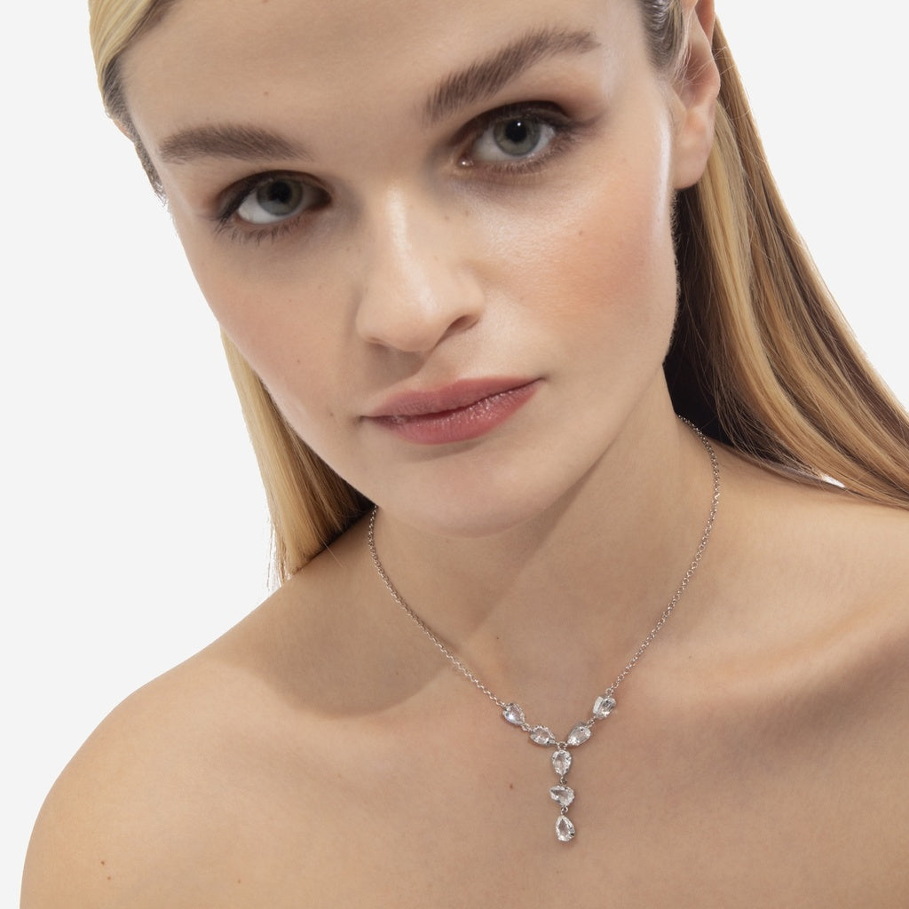 Collar corto Magnolia lágrima cristal blanco en Plata baño rodio